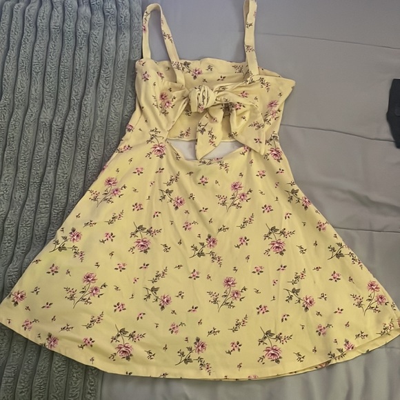 yelllow floral dress - Picture 2 of 4